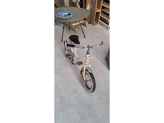 Witte kinderfiets met whitewall banden - afbeelding 1 van  2