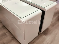 Witte opslagkast met drie laden en glas - afbeelding 2 van  4