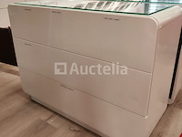 Witte opslagkast met drie laden en glas - afbeelding 3 van  4