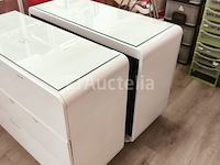 Witte opslagkast met drie laden en glas - afbeelding 4 van  4