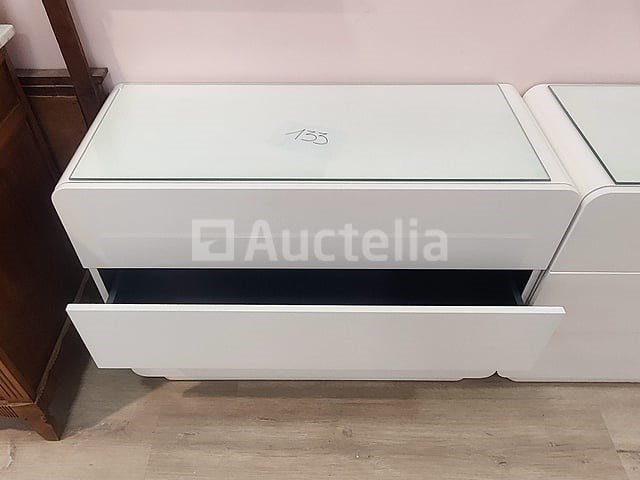 Witte opslagkast met drie laden en glas - afbeelding 1 van  4