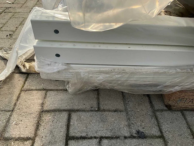 Witte palen (60x60) en draadpanelen h1000(ral 9010) - afbeelding 2 van  4