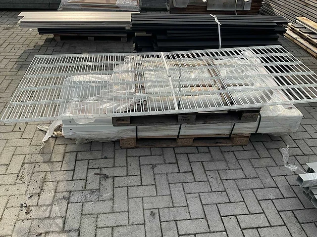Witte palen (60x60) en draadpanelen h1000(ral 9010) - afbeelding 1 van  4