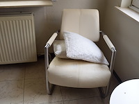 Witte retro zetel met rvs frame