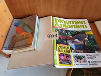 Witte spreeuwen en bloemen en planten - afbeelding 1 van  4