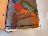 Witte spreeuwen en bloemen en planten - afbeelding 2 van  4