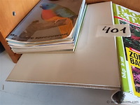 Witte spreeuwen en bloemen en planten - afbeelding 3 van  4