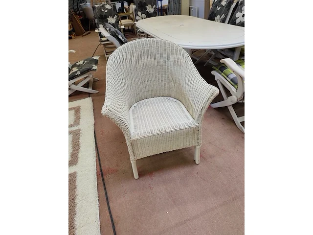Witte tuinset uit kunststof bestaande uit een ovale tafel 240x110 cm, 8 plooistoelen met kussens, wit rotan zeteltje - afbeelding 2 van  10
