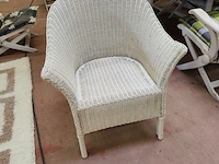 Witte tuinset uit kunststof bestaande uit een ovale tafel 240x110 cm, 8 plooistoelen met kussens, wit rotan zeteltje - afbeelding 2 van  10