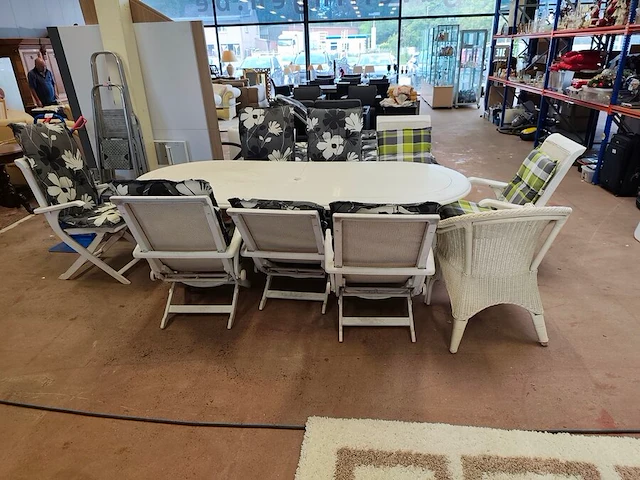 Witte tuinset uit kunststof bestaande uit een ovale tafel 240x110 cm, 8 plooistoelen met kussens, wit rotan zeteltje - afbeelding 1 van  10
