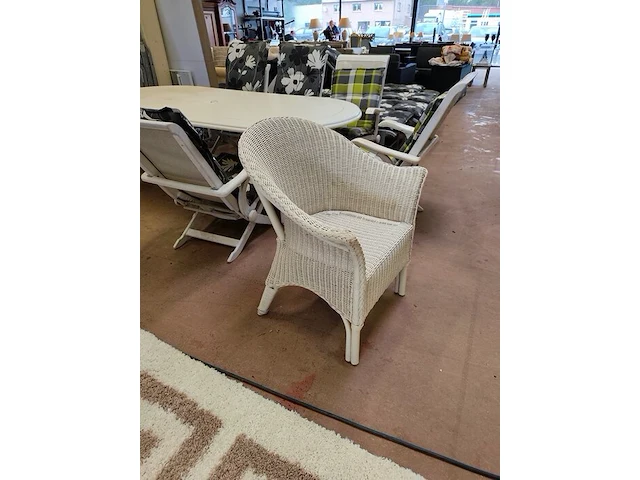 Witte tuinset uit kunststof bestaande uit een ovale tafel 240x110 cm, 8 plooistoelen met kussens, wit rotan zeteltje - afbeelding 3 van  10