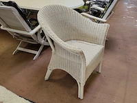 Witte tuinset uit kunststof bestaande uit een ovale tafel 240x110 cm, 8 plooistoelen met kussens, wit rotan zeteltje - afbeelding 3 van  10