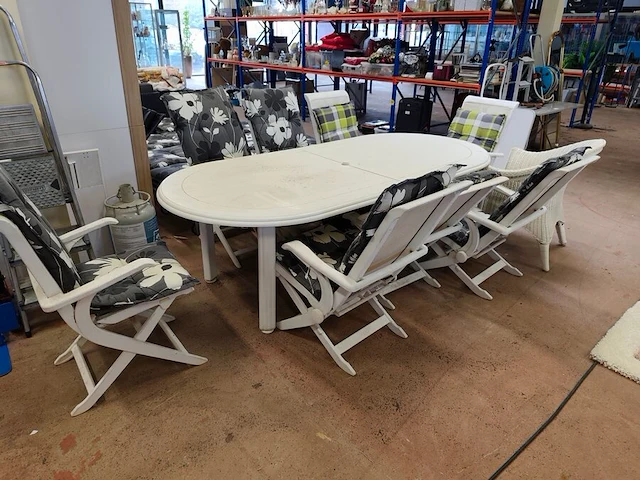 Witte tuinset uit kunststof bestaande uit een ovale tafel 240x110 cm, 8 plooistoelen met kussens, wit rotan zeteltje - afbeelding 4 van  10