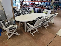 Witte tuinset uit kunststof bestaande uit een ovale tafel 240x110 cm, 8 plooistoelen met kussens, wit rotan zeteltje - afbeelding 4 van  10