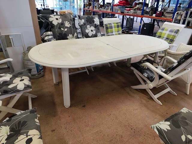 Witte tuinset uit kunststof bestaande uit een ovale tafel 240x110 cm, 8 plooistoelen met kussens, wit rotan zeteltje - afbeelding 5 van  10