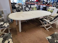 Witte tuinset uit kunststof bestaande uit een ovale tafel 240x110 cm, 8 plooistoelen met kussens, wit rotan zeteltje - afbeelding 5 van  10
