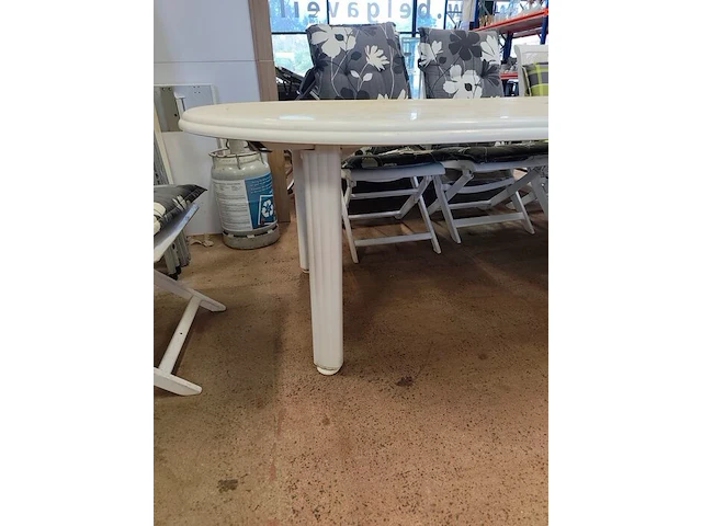 Witte tuinset uit kunststof bestaande uit een ovale tafel 240x110 cm, 8 plooistoelen met kussens, wit rotan zeteltje - afbeelding 6 van  10