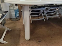 Witte tuinset uit kunststof bestaande uit een ovale tafel 240x110 cm, 8 plooistoelen met kussens, wit rotan zeteltje - afbeelding 6 van  10