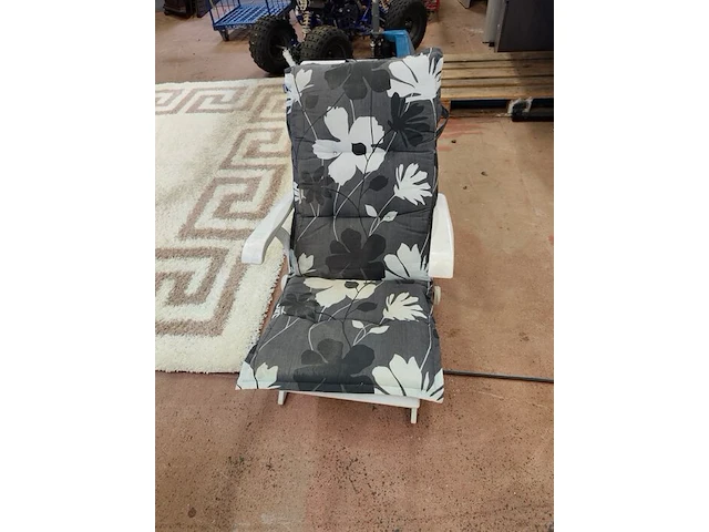 Witte tuinset uit kunststof bestaande uit een ovale tafel 240x110 cm, 8 plooistoelen met kussens, wit rotan zeteltje - afbeelding 7 van  10