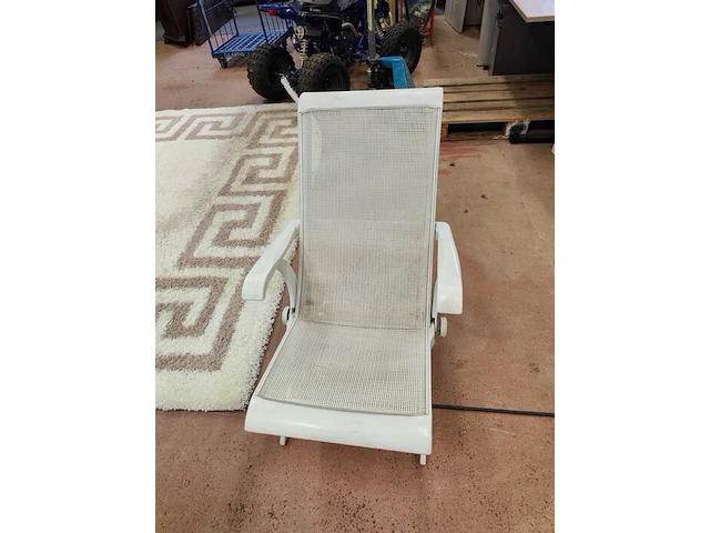 Witte tuinset uit kunststof bestaande uit een ovale tafel 240x110 cm, 8 plooistoelen met kussens, wit rotan zeteltje - afbeelding 8 van  10
