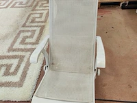 Witte tuinset uit kunststof bestaande uit een ovale tafel 240x110 cm, 8 plooistoelen met kussens, wit rotan zeteltje - afbeelding 8 van  10