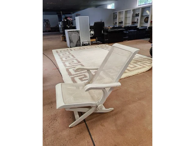 Witte tuinset uit kunststof bestaande uit een ovale tafel 240x110 cm, 8 plooistoelen met kussens, wit rotan zeteltje - afbeelding 9 van  10