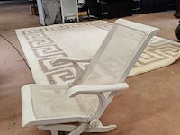 Witte tuinset uit kunststof bestaande uit een ovale tafel 240x110 cm, 8 plooistoelen met kussens, wit rotan zeteltje - afbeelding 9 van  10