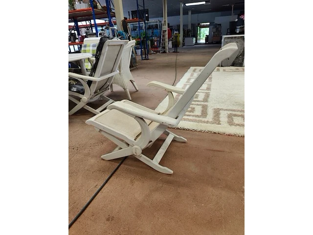 Witte tuinset uit kunststof bestaande uit een ovale tafel 240x110 cm, 8 plooistoelen met kussens, wit rotan zeteltje - afbeelding 10 van  10