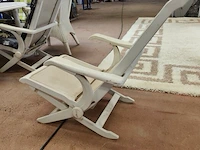 Witte tuinset uit kunststof bestaande uit een ovale tafel 240x110 cm, 8 plooistoelen met kussens, wit rotan zeteltje - afbeelding 10 van  10