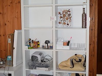 Witte vakken kast, bureau en stoel (zelf demonteren na afspraak) - afbeelding 1 van  3
