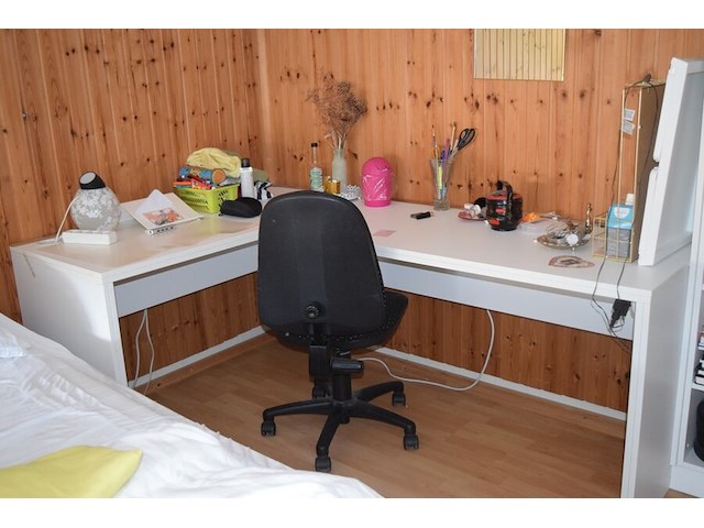 Witte vakken kast, bureau en stoel (zelf demonteren na afspraak) - afbeelding 2 van  3