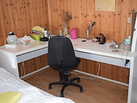 Witte vakken kast, bureau en stoel (zelf demonteren na afspraak) - afbeelding 2 van  3