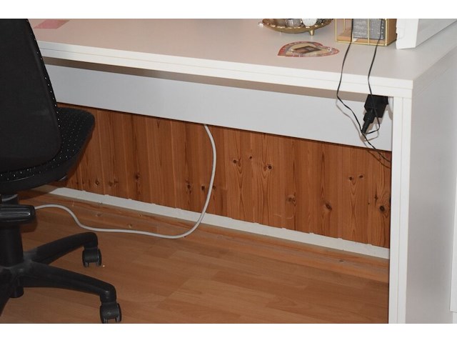 Witte vakken kast, bureau en stoel (zelf demonteren na afspraak) - afbeelding 3 van  3