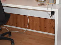 Witte vakken kast, bureau en stoel (zelf demonteren na afspraak) - afbeelding 3 van  3