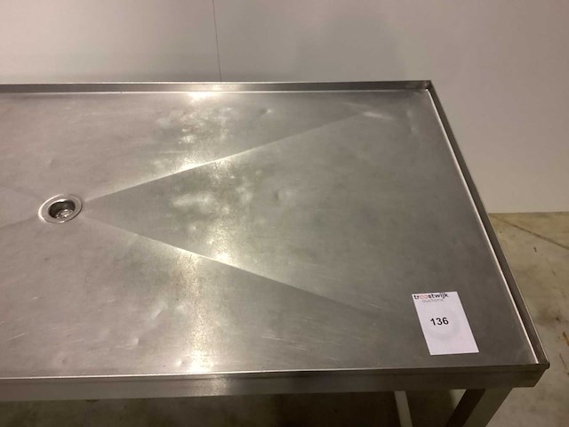 Worstvultafel met afvoer in het midden rvs werktafel - afbeelding 4 van  5