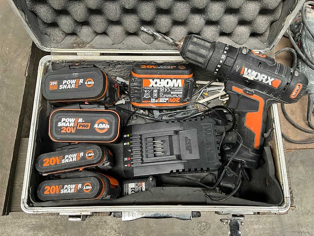 Worx wx370 accu-boormachine met 5 diverse batterijen - afbeelding 1 van  6