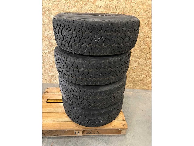 Wrangler - car tyre - afbeelding 3 van  3