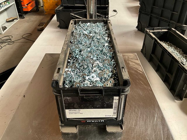 Würth 10.00kg inslagmoer h8x15 m4 in stapelbare bak - afbeelding 1 van  5