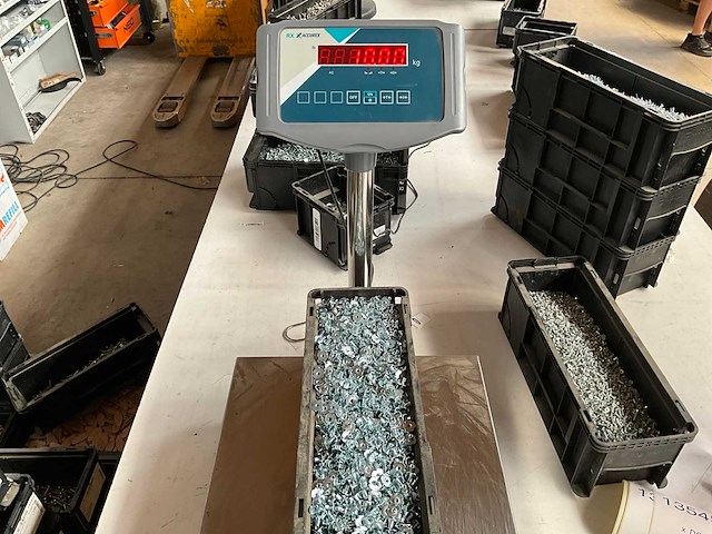 Würth 10.00kg inslagmoer h8x15 m4 in stapelbare bak - afbeelding 4 van  5