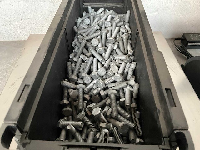 Würth 10.04 kg schroef zeskantkop met voldraad m8x35 in stapelbare bak - afbeelding 3 van  4