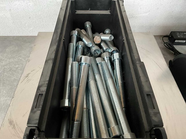 Würth 10.07 kg cilinderschroef m14x140 in stapelbare bak - afbeelding 1 van  1