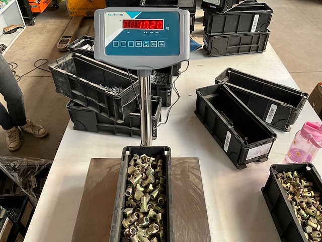 Würth 10.20kg banjo bout m18x1,5x32 in stapelbare bak - afbeelding 1 van  2
