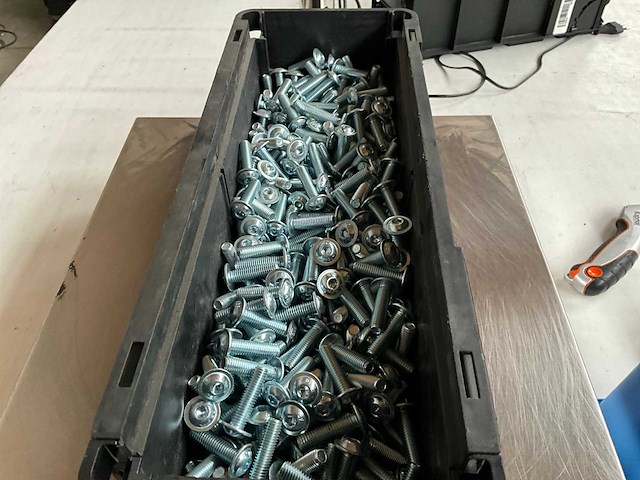 Würth 10.35kg lage bolkopschroef met flens m8x30 in stapelbare bak - afbeelding 3 van  6