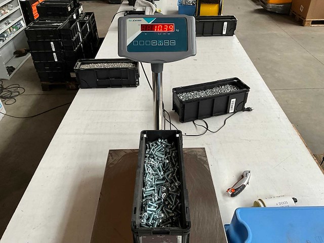 Würth 10.35kg lage bolkopschroef met flens m8x30 in stapelbare bak - afbeelding 4 van  6