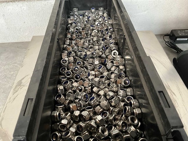 Würth 10.36 kg zelfborgende zeskantmoer m8 in stapelbare bak - afbeelding 3 van  5