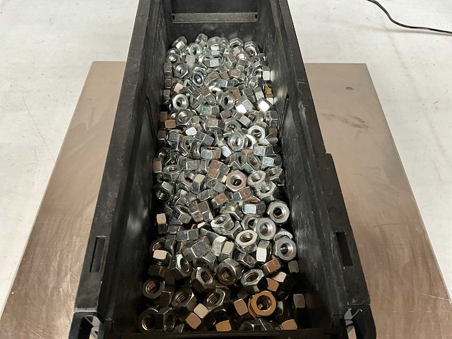 Würth 10.63kg zeskantmoer m10 in stapelbare bak - afbeelding 3 van  6
