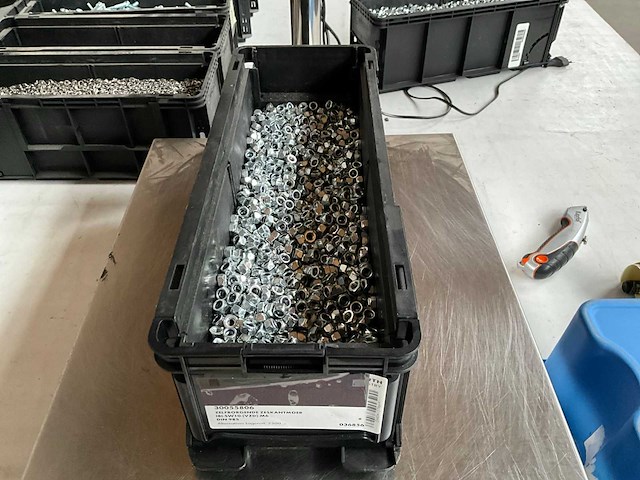 Würth 10.69kg zelfborgende zeskantmoer m6 in stapelbare bak - afbeelding 1 van  6