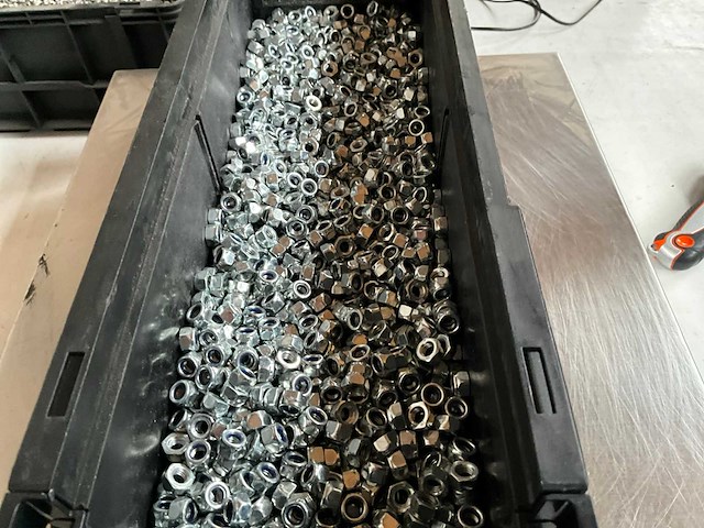 Würth 10.69kg zelfborgende zeskantmoer m6 in stapelbare bak - afbeelding 3 van  6
