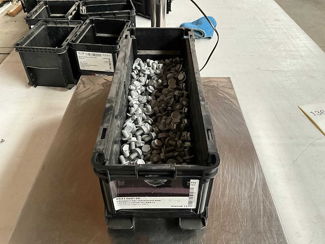 Würth 10.83kg flensbout met vertanding m8x12 in stapelbare bak - afbeelding 1 van  6