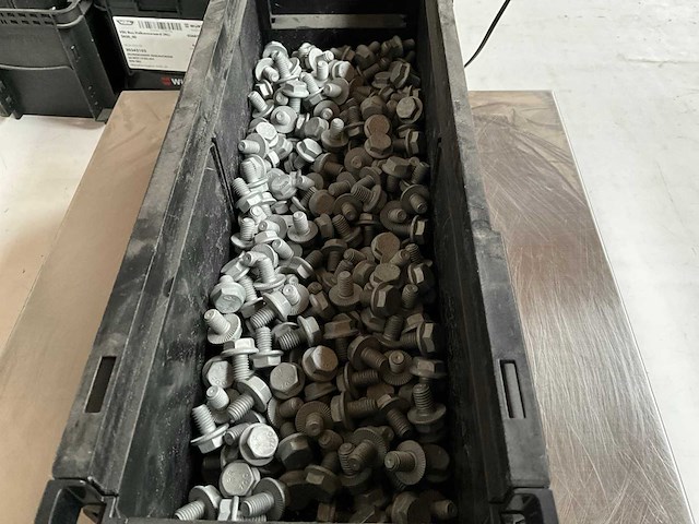 Würth 10.83kg flensbout met vertanding m8x12 in stapelbare bak - afbeelding 3 van  6